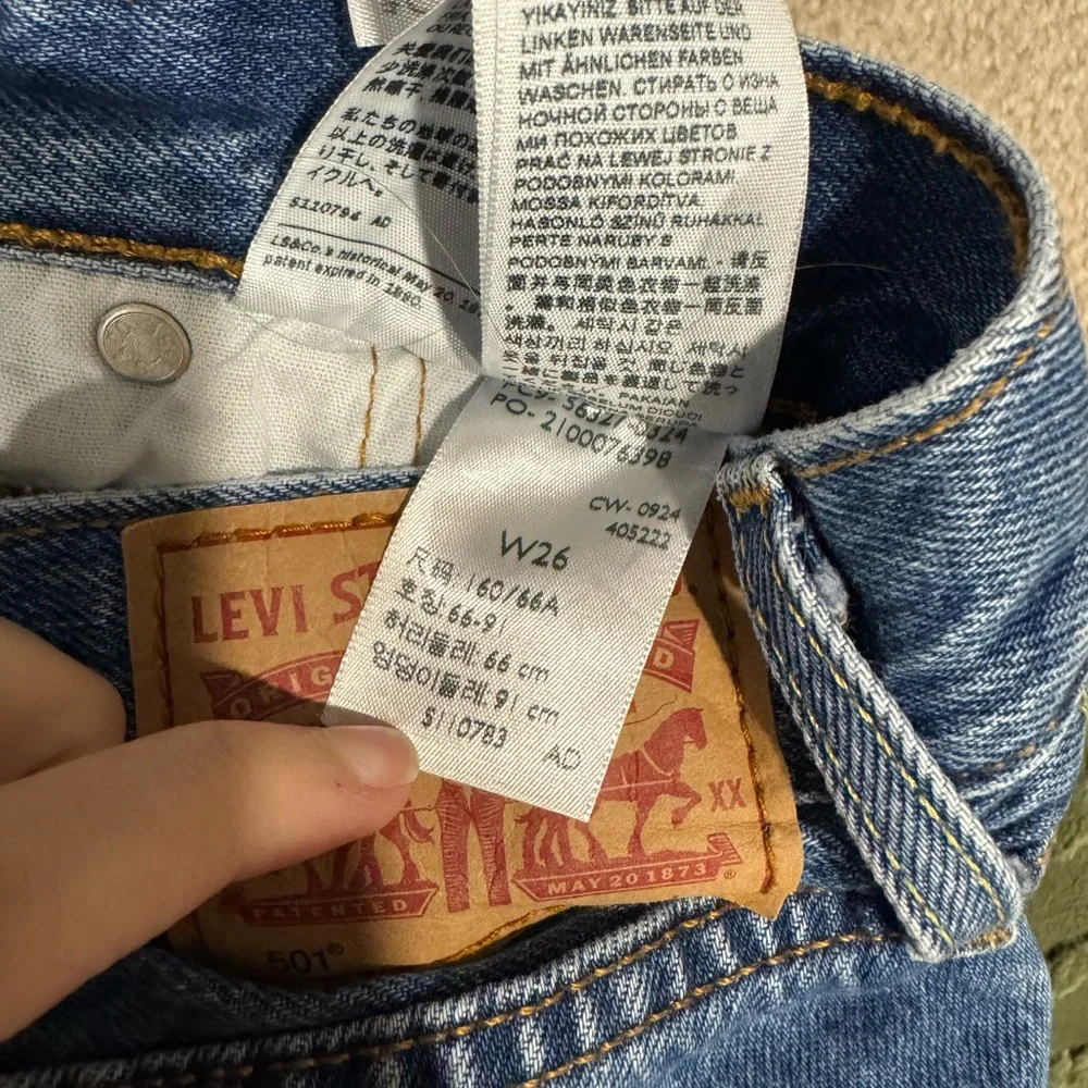 Levi's Women's 501 Original Shorts - Picture 4 of 6